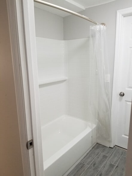 Middle Bathroom - 3234 71st Ave N