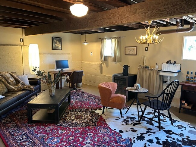 Building Photo - Welcome to this stunning 3 Bedroom 2 Bath ...