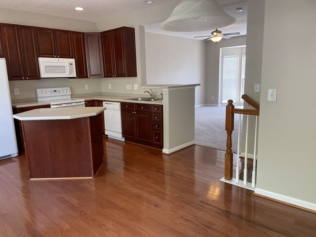 Building Photo - 3 Bedroom/2.5 Bath Townhome in Great Location