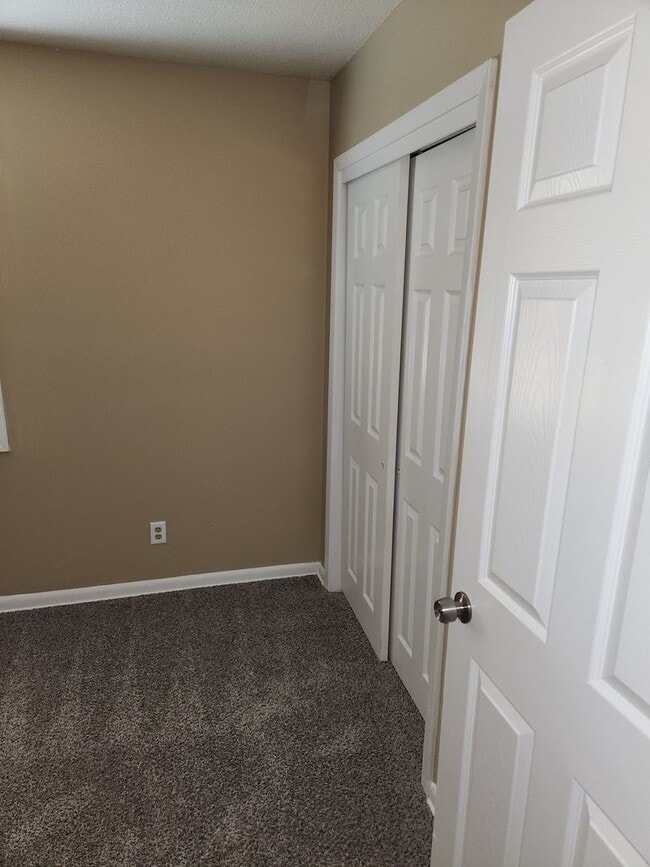 Building Photo - 2 Bedroom 1 bath All Updated