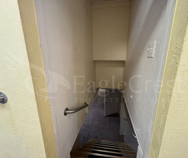 Building Photo - Three Bedroom, Two Bathroom House Near Sha...