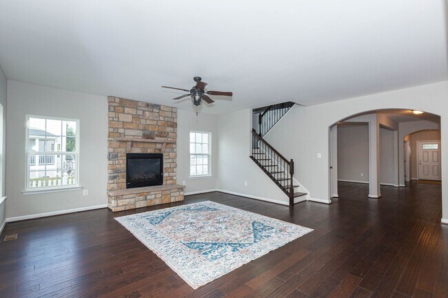 Building Photo - 5 Bed, 4.5 Bath Single Family Home in Step...