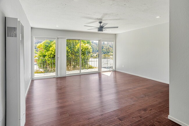 Building Photo - 363 Eden Roc Dr