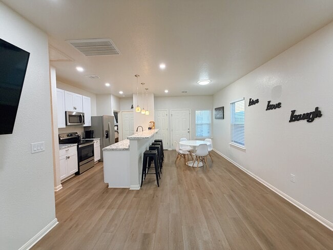 Building Photo - 638 Marbauch Ave