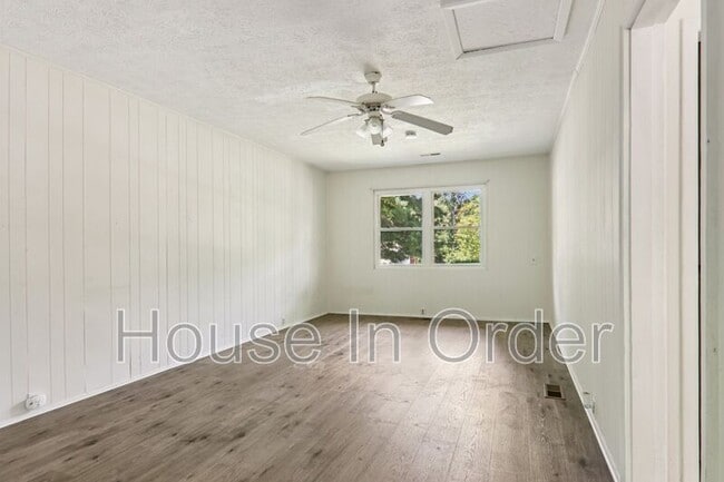 Building Photo - 325 Comet Dr