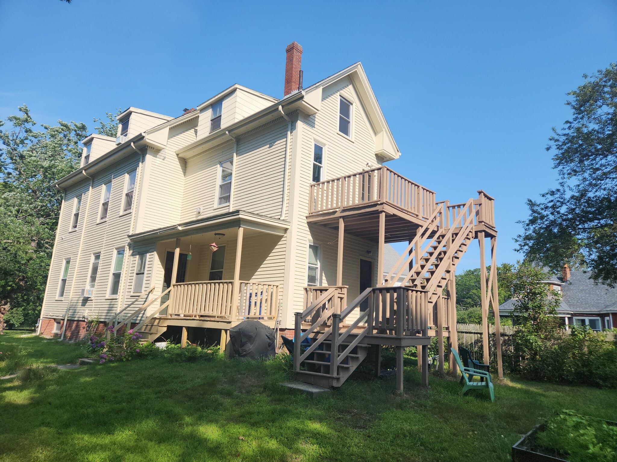 Building Photo - 261 Elm St