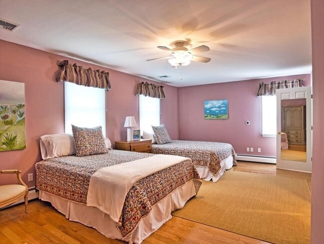 Building Photo - 149 Nanaquaket Rd