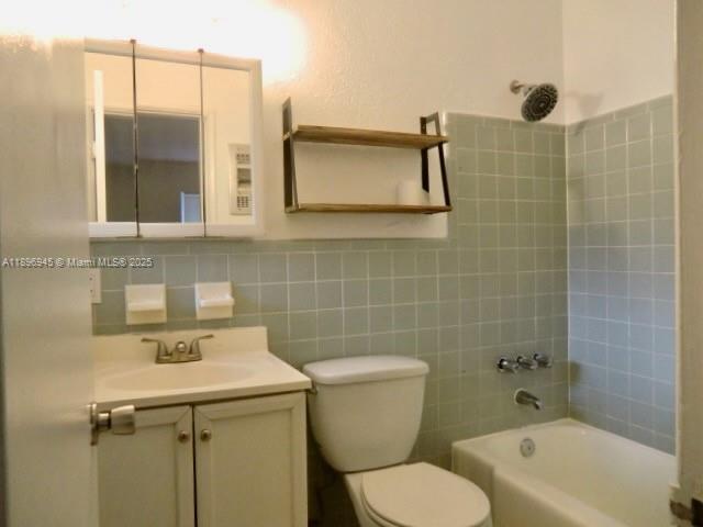 Building Photo - 2724 NE 32nd St