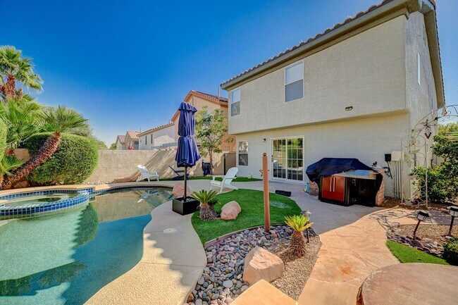Building Photo - 3 BEDROOM + POOL IN DESIRABLE PECCOLE RANC...