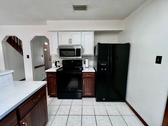 Building Photo - Spacious 3 bedroom home in Wesleyan Chase