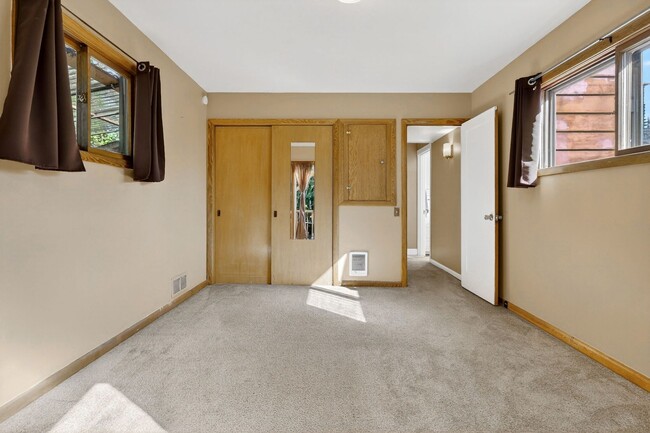 Building Photo - 713 SE 27th Ave