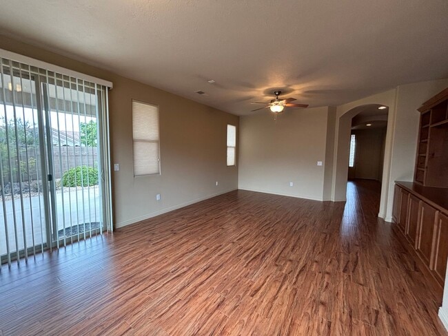 Building Photo - SPACIOUS HOME FOR RENT!