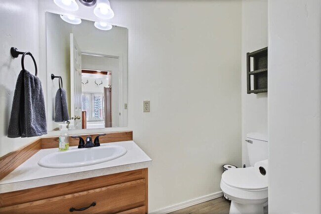 Building Photo - 1496 Pine Ridge Dr