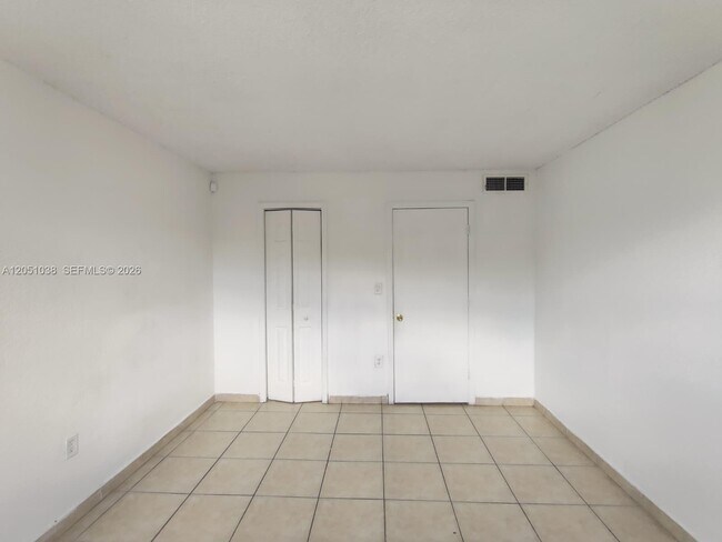 Building Photo - 666 W 81st St