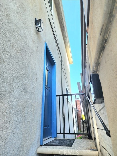 Building Photo - 326 10th Pl