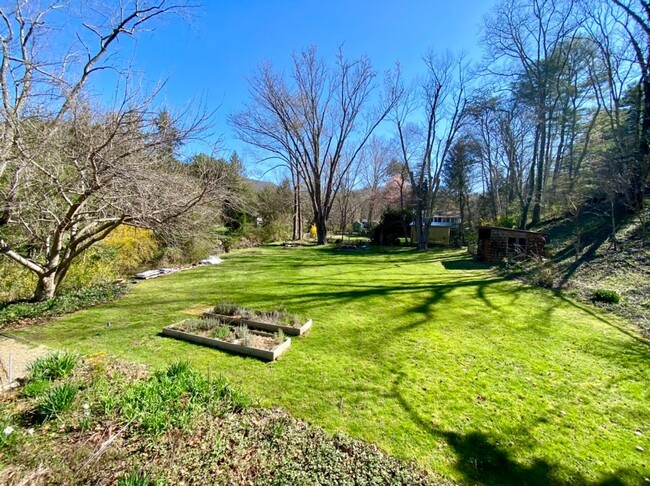 Building Photo - Beautiful Creekside Cottage in North Ashev...