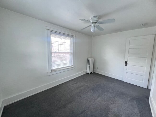 Building Photo - Spacious 2 bedroom Duplex with a bonus room!