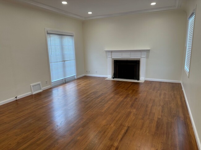 Building Photo - EPIC REA - Great Corner Lakeside Home - 3 ...