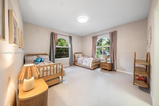 Building Photo - 1033 Almeria Ave