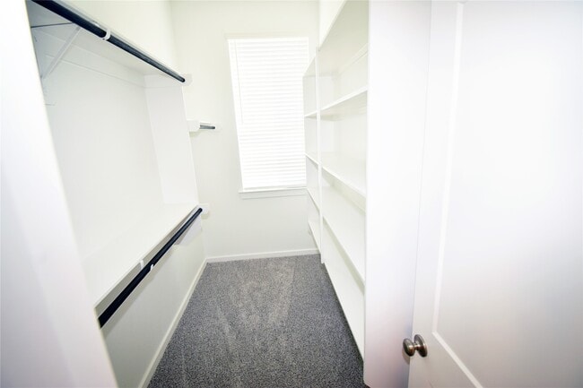 Building Photo - 9442 Starlight Oak Dr