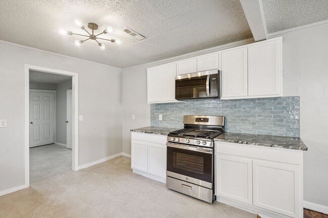 Building Photo - Beautifully renovated 2/1!