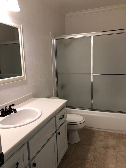 Building Photo - 2400 Lincoln Village Dr