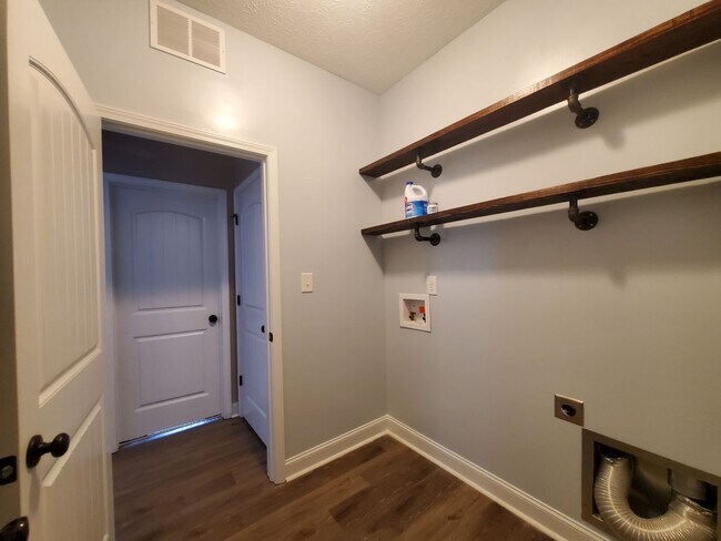 Building Photo - 2244 Lakedale Dr