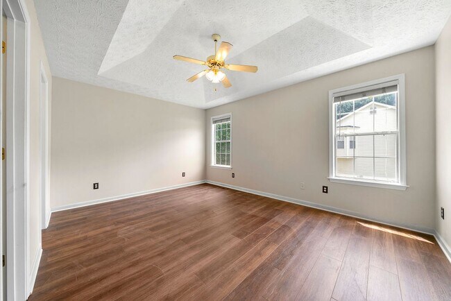 Building Photo - SPACIOUS 3 BED /2 BATH HOME