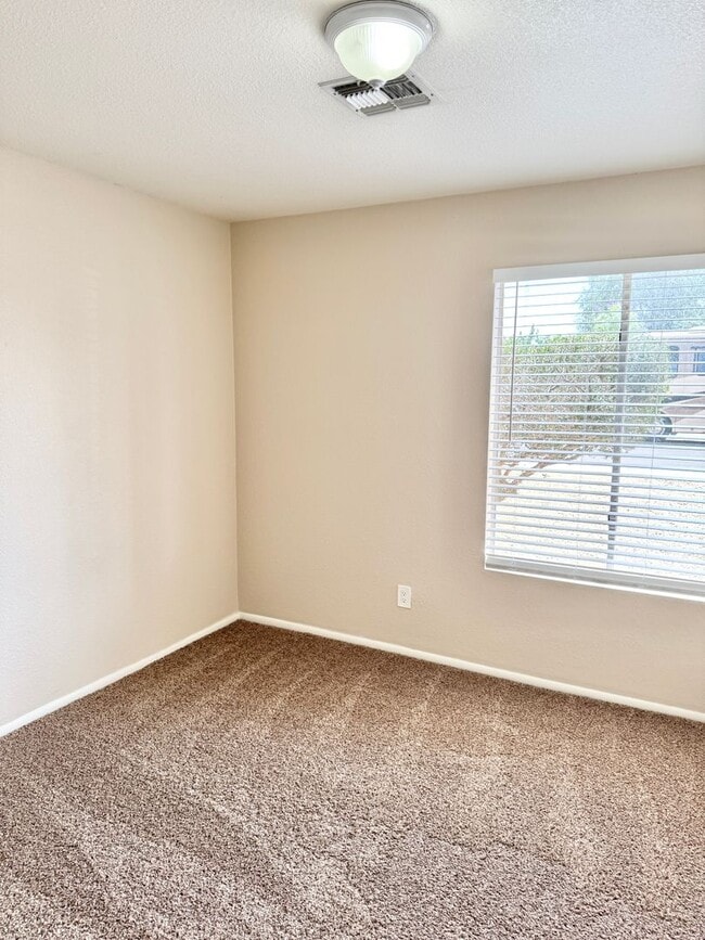 Building Photo - Fantastic 3 Bedroom/2 Bath Single Level Home & NO HOA!  Schedule a Showing Today!