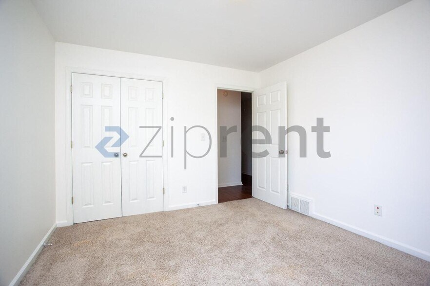 Building Photo - Unit