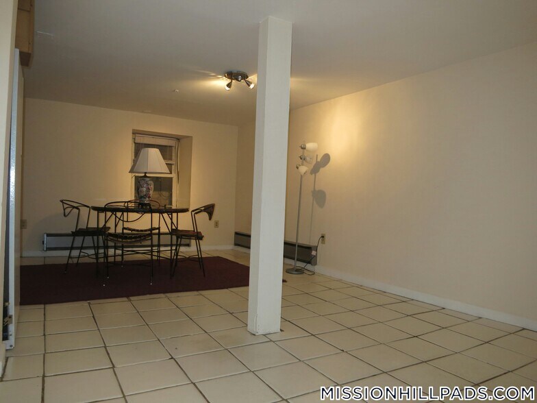 Building Photo - 684 Parker St