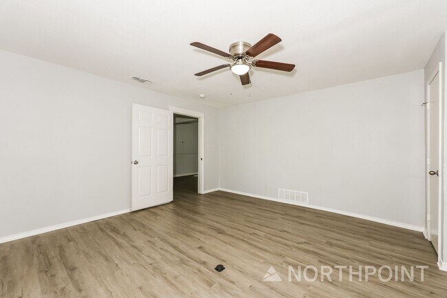 Building Photo - 3 BR/1BA | Newly Renovated Single Family Home |  Front and back yard| In Cleburne!