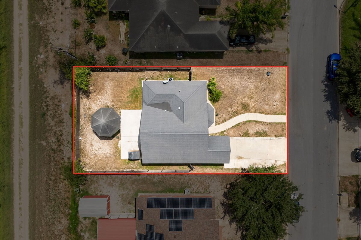 Building Photo - 1005 N Sabinas St