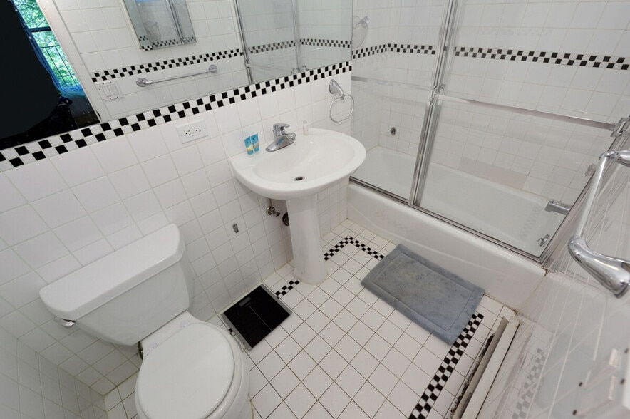 Building Photo - 449 W 47th St