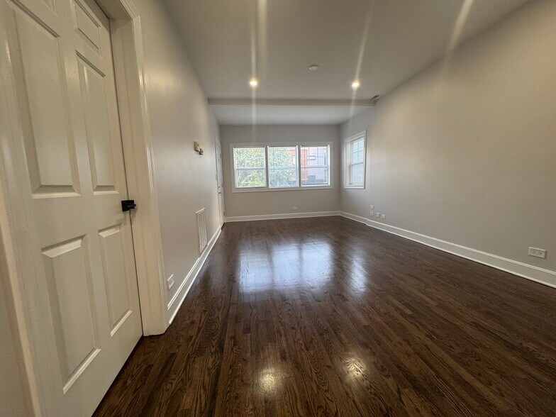 Living room - 2714 W Julia Ct