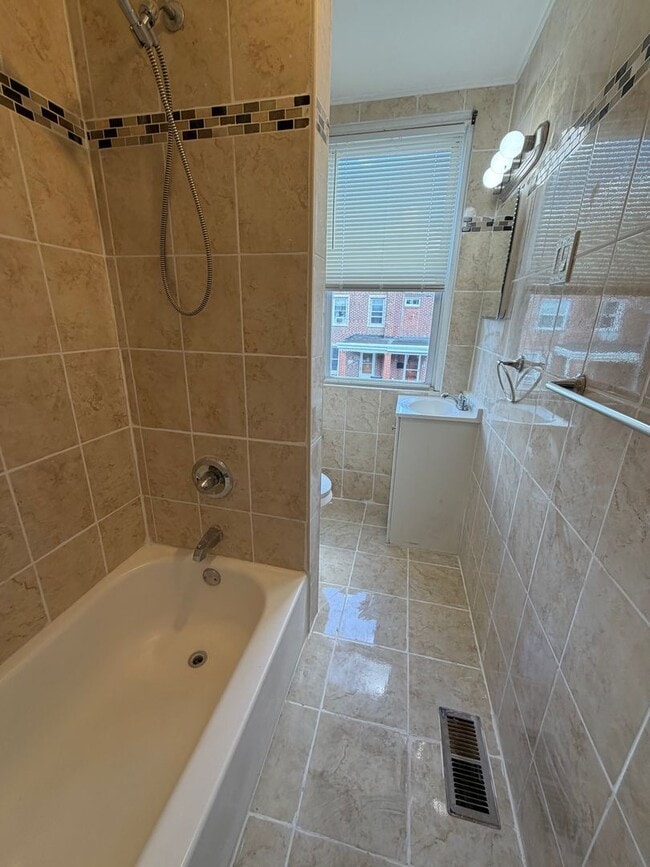 Building Photo - 152 Fern St