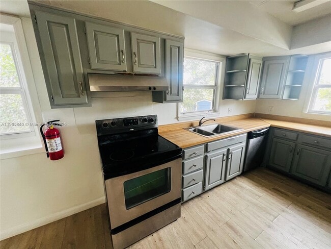 Building Photo - 2655 SE Carroll St