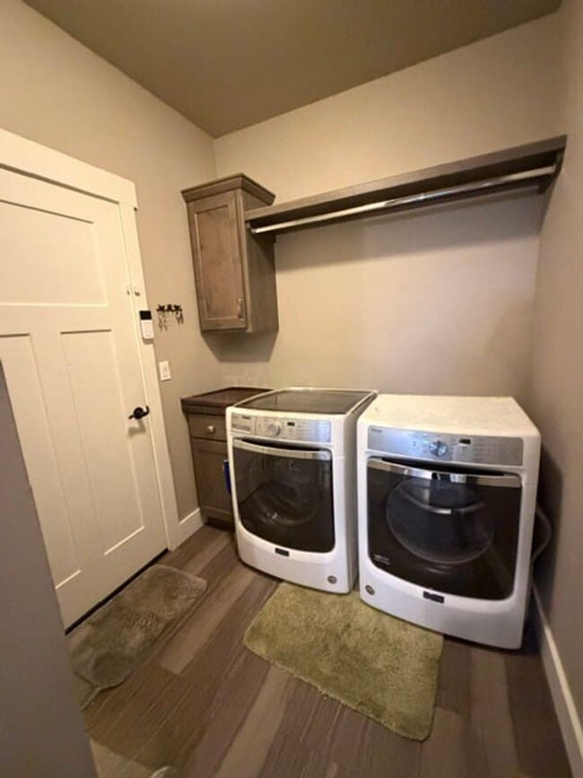 Building Photo - Gorgeous Silverbrook Home