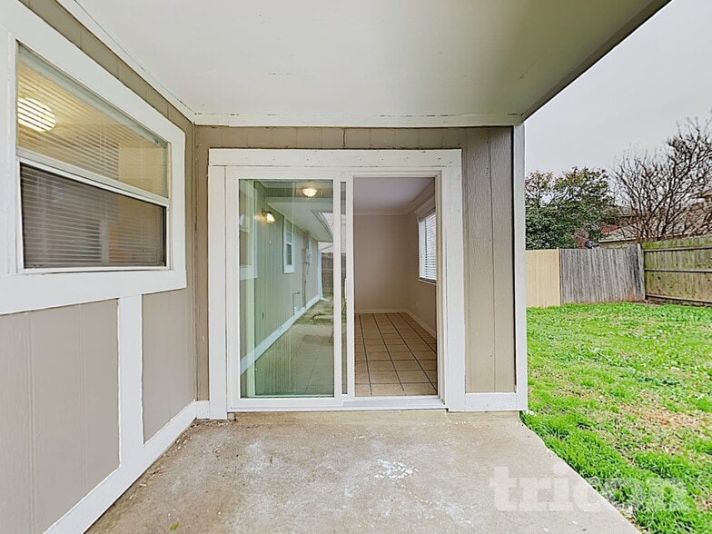 Building Photo - 822 Foxridge Dr