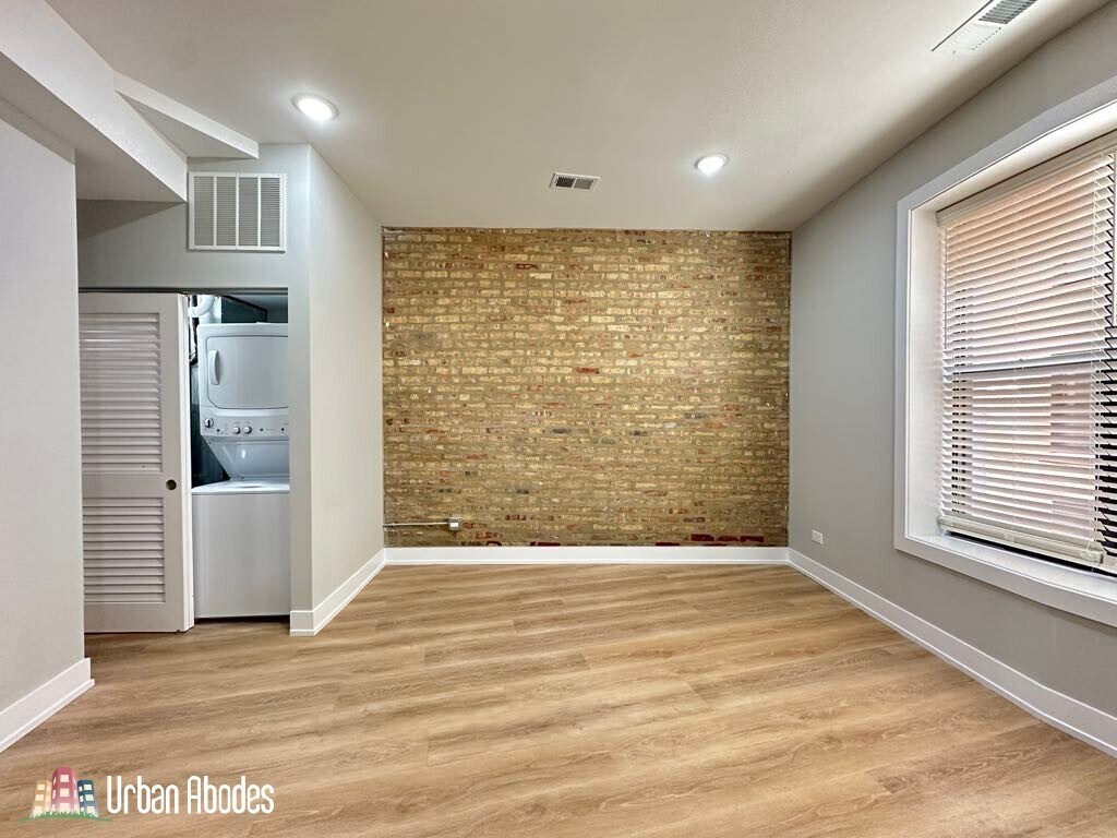 Building Photo - 423 W Belden Ave