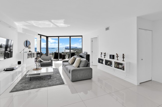 Building Photo - 1000 NE Quayside Terrace