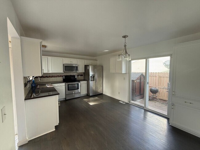 Building Photo - Modern Comfort & Convenience in a Prime Location