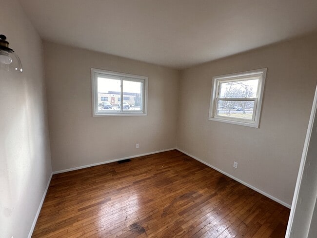 Building Photo - 693 N Cherry St