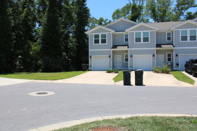 Building Photo - Beautiful New Townhome / Pet Friendly / Wi...