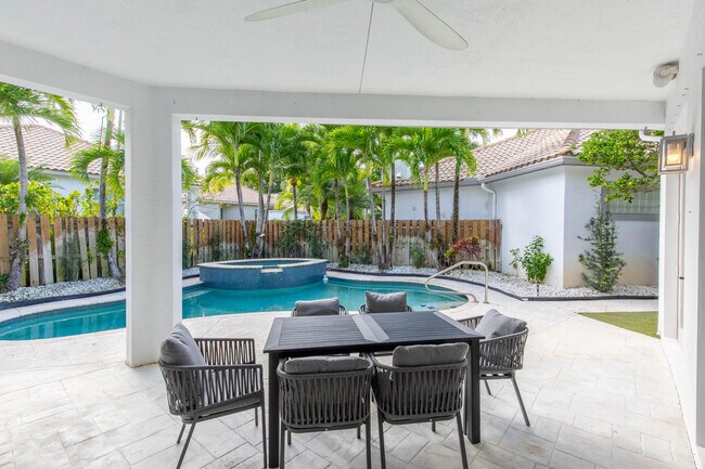 Building Photo - 2443 Players Ct