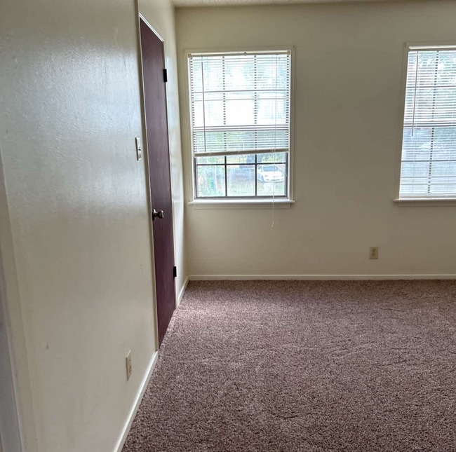 Building Photo - 57 W Elmwood Dr