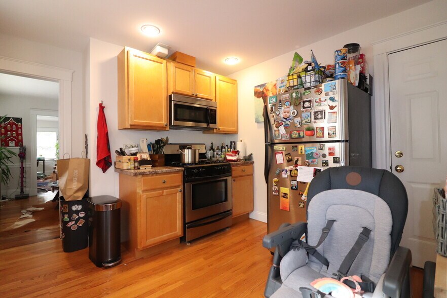 Building Photo - 39 Larch St