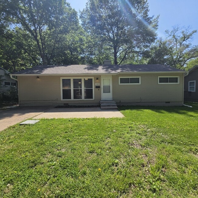 Building Photo - Spacious 4 bedrooms and 1 bath home located on Manchester Ave in Kansas City, MO