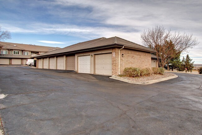 Building Photo - Ready now Plum Creek condo close to downto...