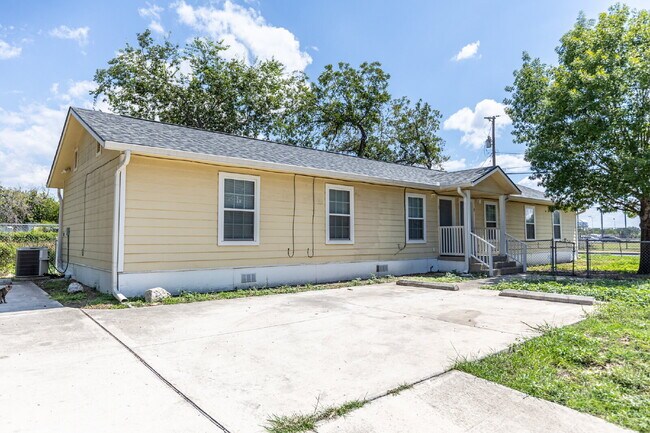 Building Photo - 303 Villareal St